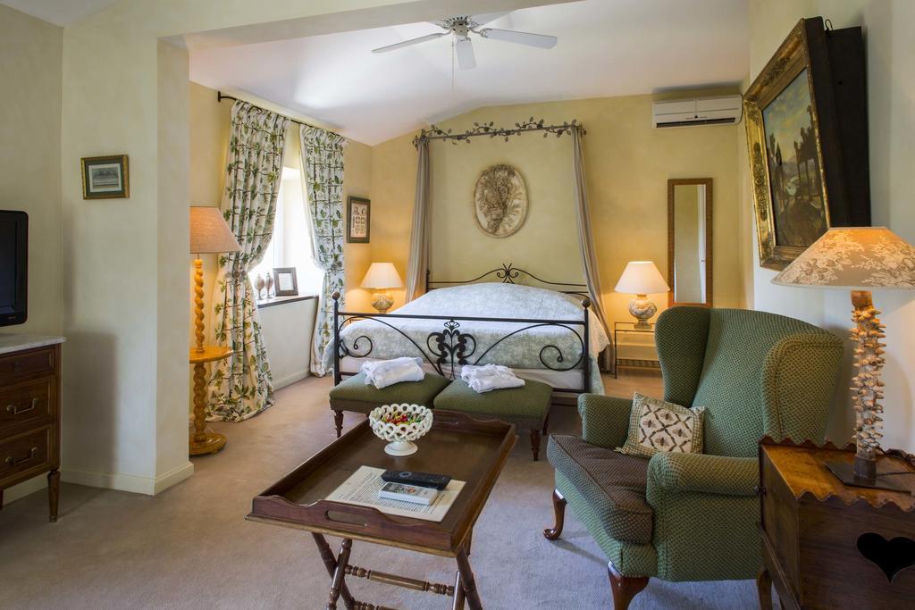 Chateau Talaud Loriol-du-Comtat Room photo